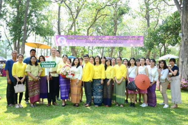 ร่วมพิธีดำหัว อดีตอธิการบดี อธิการบดี และอาจารย์อาวุโส มหาวิทยาลัยเชียงใหม่ เนื่องในประเพณีปี๋ใหม่เมือง ประจำปี 2562