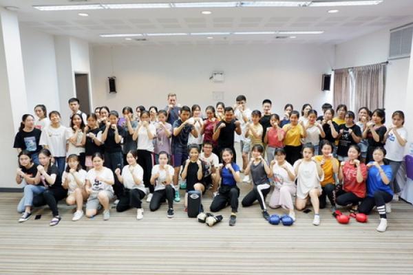 โครงการฝึกอบรมนักศึกษาชาวต่างประเทศ ฝ่ายพัฒนาธุรกิจ สำนักบริการวิชาการ มหาวิทยาลัยเชียงใหม่ จัดกิจกรรมการเรียนการสอน มวยไทย ให้กับนักศึกษาของมหาวิทยาล