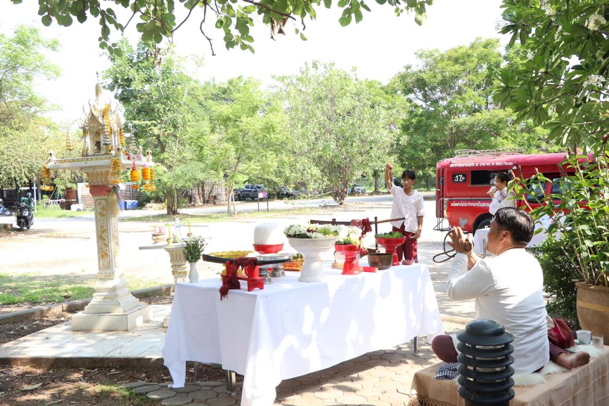 พิธีถอนศาลพระภูมิเก่าเพื่อสร้างศาลใหม่ ณ บริเวณหน้าสำนักบริการวิชาการ มหาวิทยาลัยเชียงใหม่