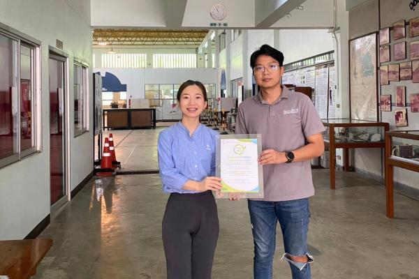 ตัวแทนจากฝ่ายบริการวิชาการ สำนักบริการวิชาการ มช. ส่งมอบใบประกาศเกียติคุณจากองค์การบริหารจัดการก๊าซเรือนกระจก (องค์การมหาชน)